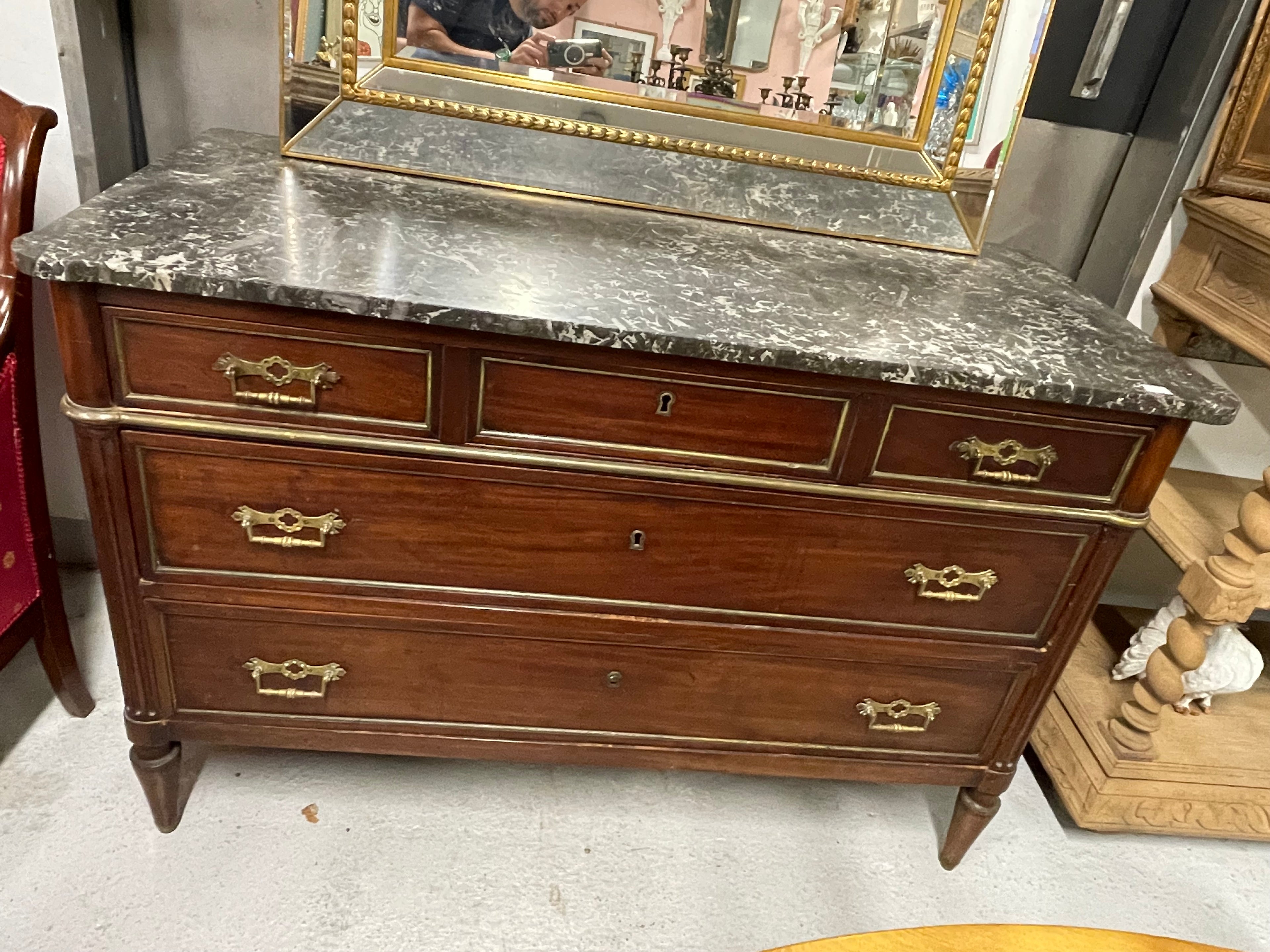 Commode d’époque Louis XVI en acajou