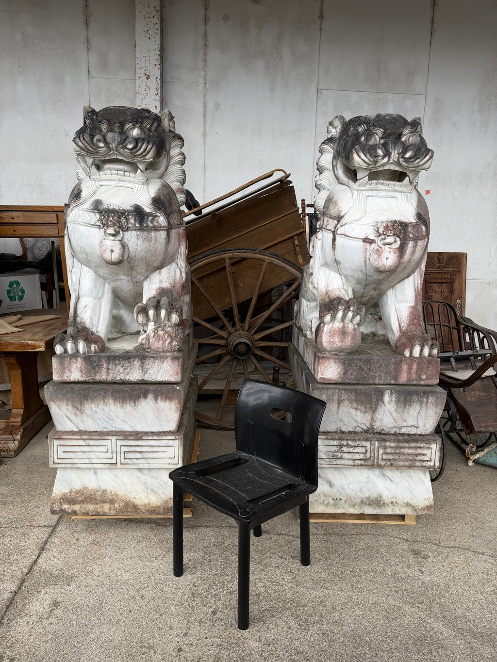 IMPORTANTE PAIRE DE CHIENS DE FÔ GARDIENS DE TEMPLE SCULPTURE EN MARBRE HAUTEUR 180 CM