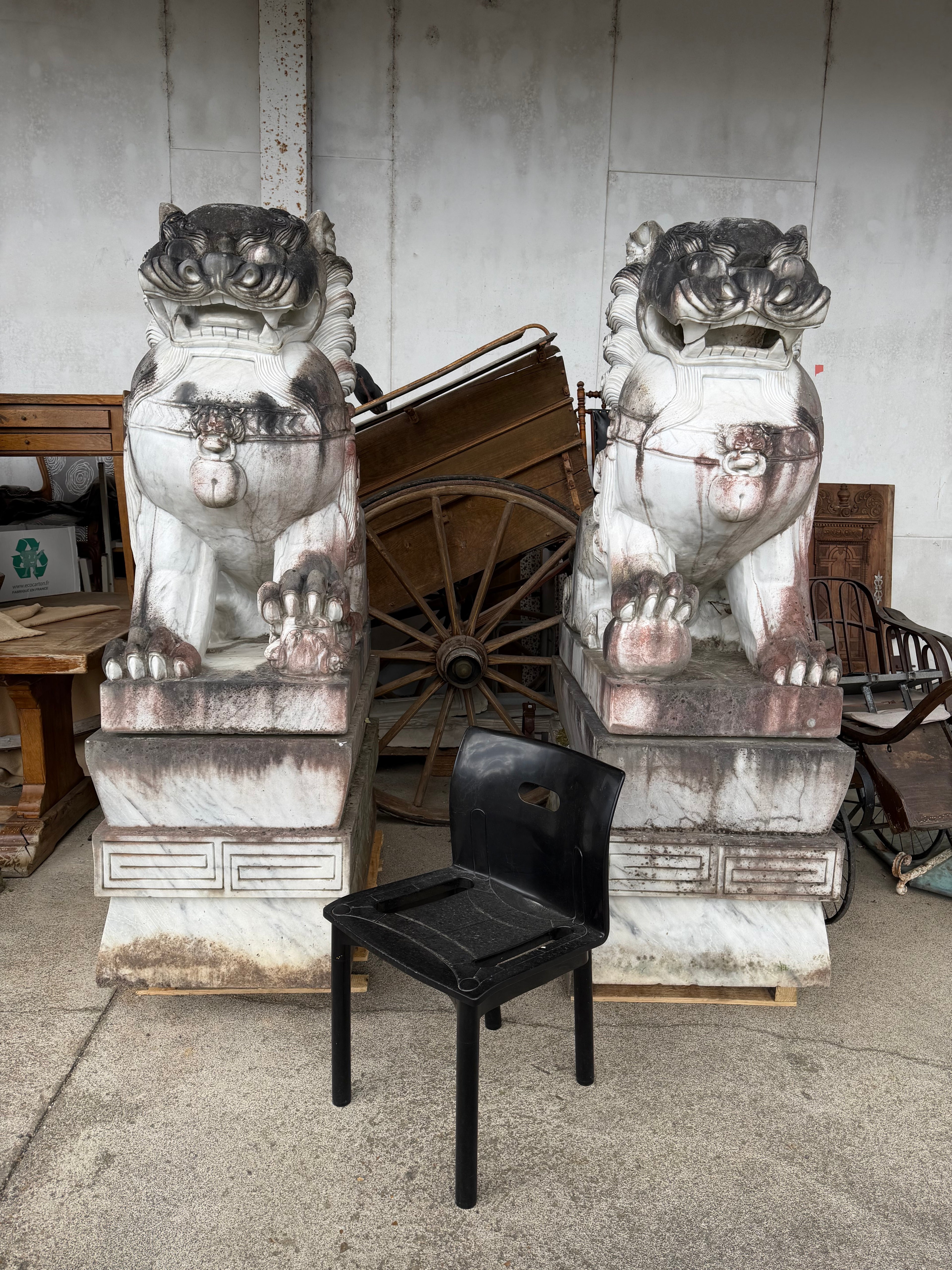 IMPORTANTE PAIRE DE CHIENS DE FÔ GARDIENS DE TEMPLE SCULPTURE EN MARBRE HAUTEUR 180 CM