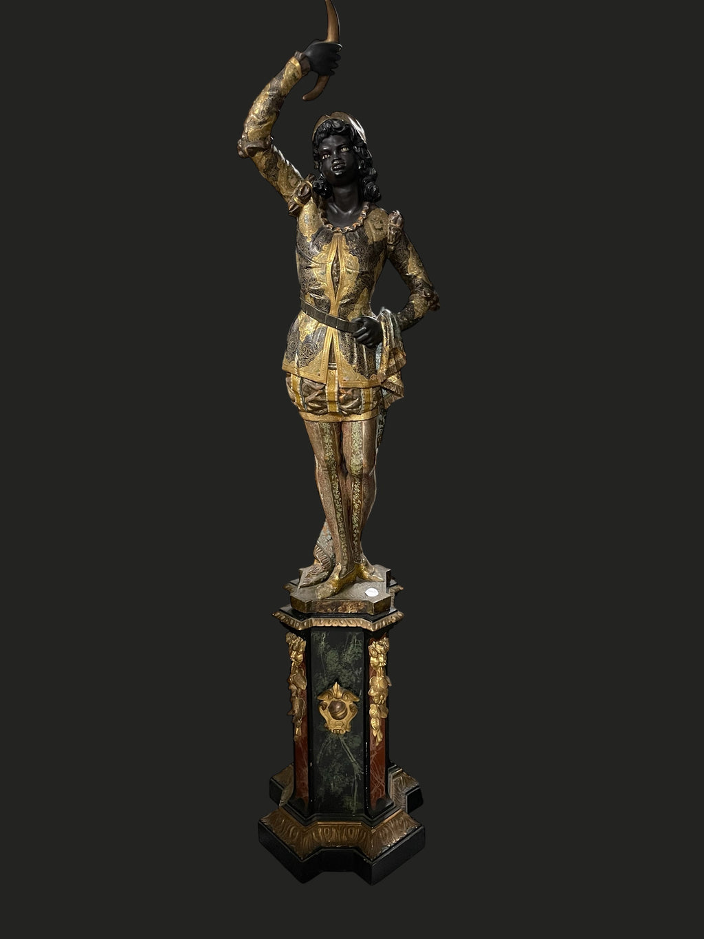Important nubien porte torchère en bois doré polychrome époque fin XIXème