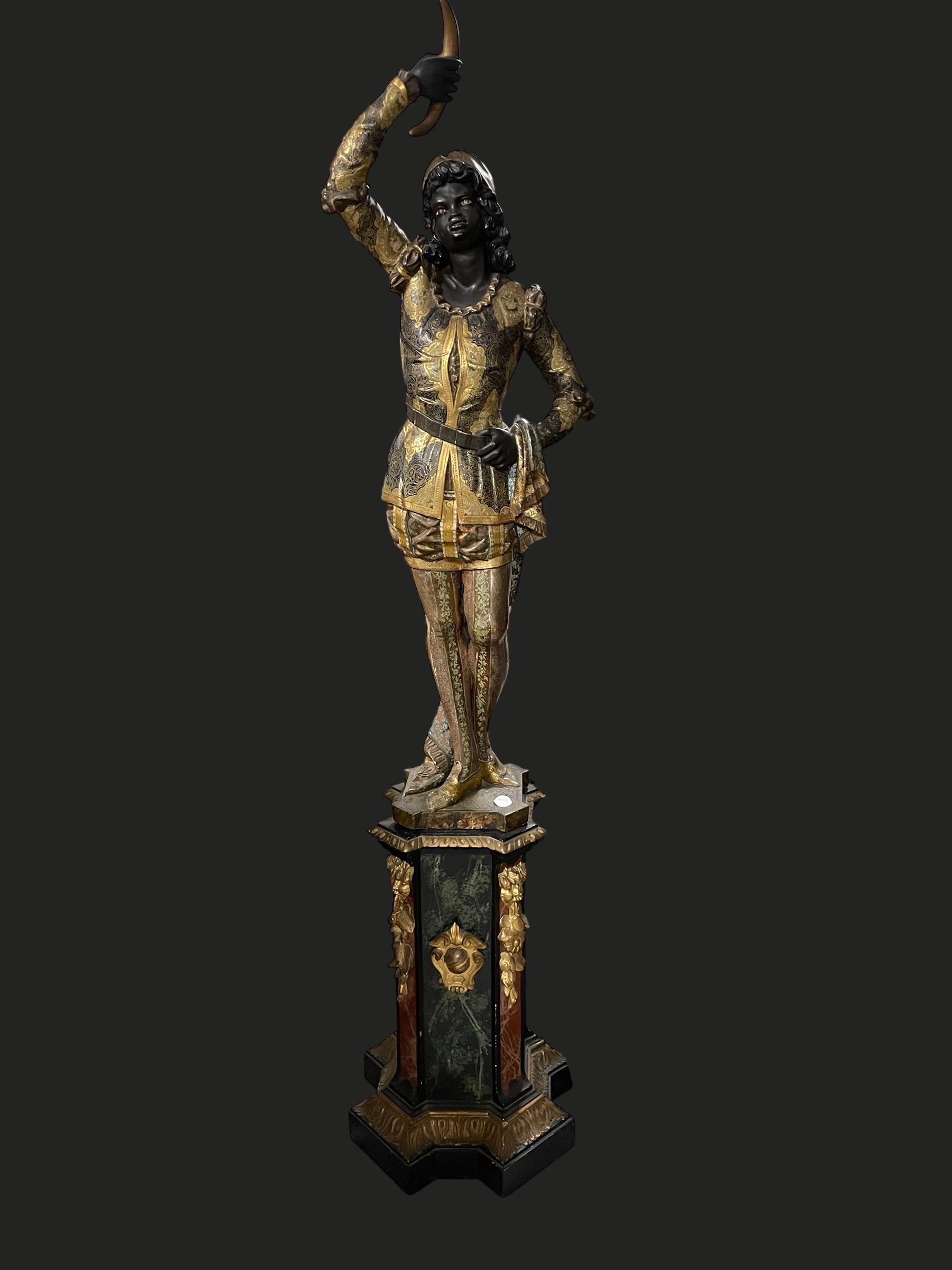 Important nubien porte torchère en bois doré polychrome époque fin XIXème