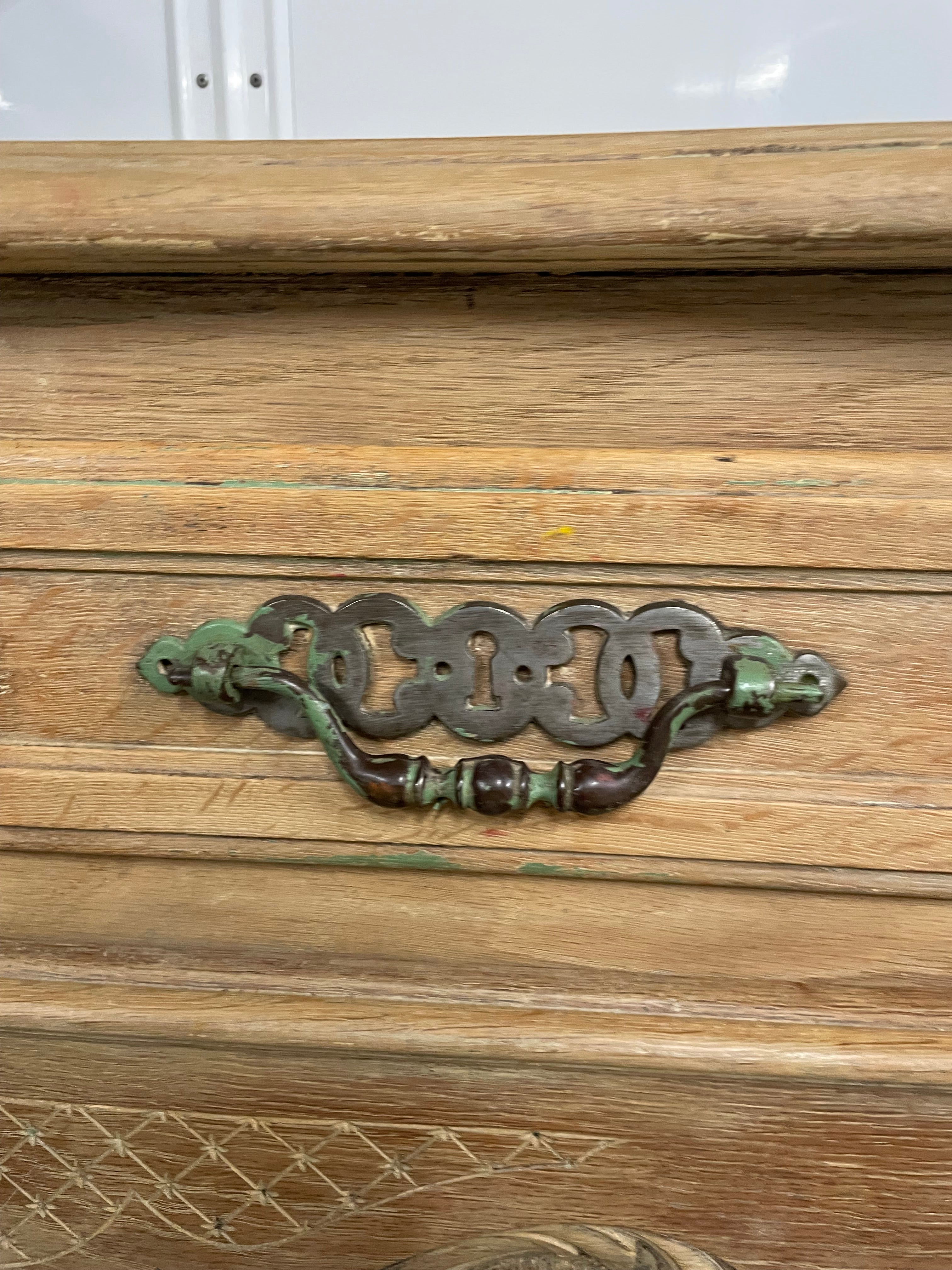 Buffet rustique en chêne sablé style Louis XV