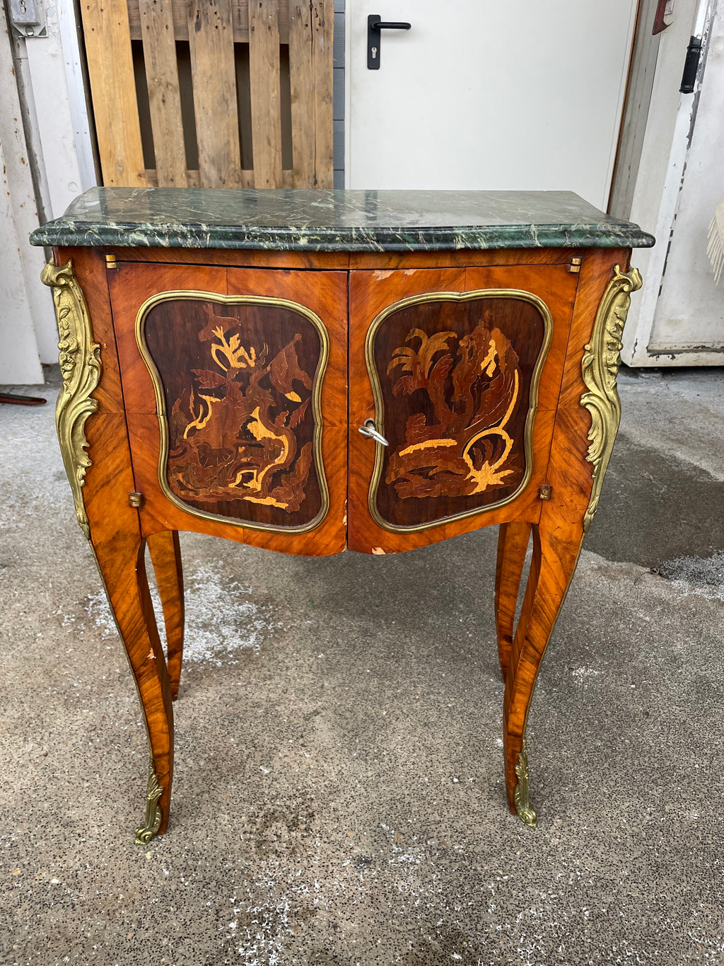 Petite commode de salon en marqueterie style Louis XV