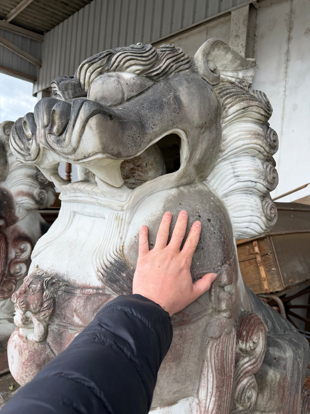 IMPORTANTE PAIRE DE CHIENS DE FÔ GARDIENS DE TEMPLE SCULPTURE EN MARBRE HAUTEUR 180 CM