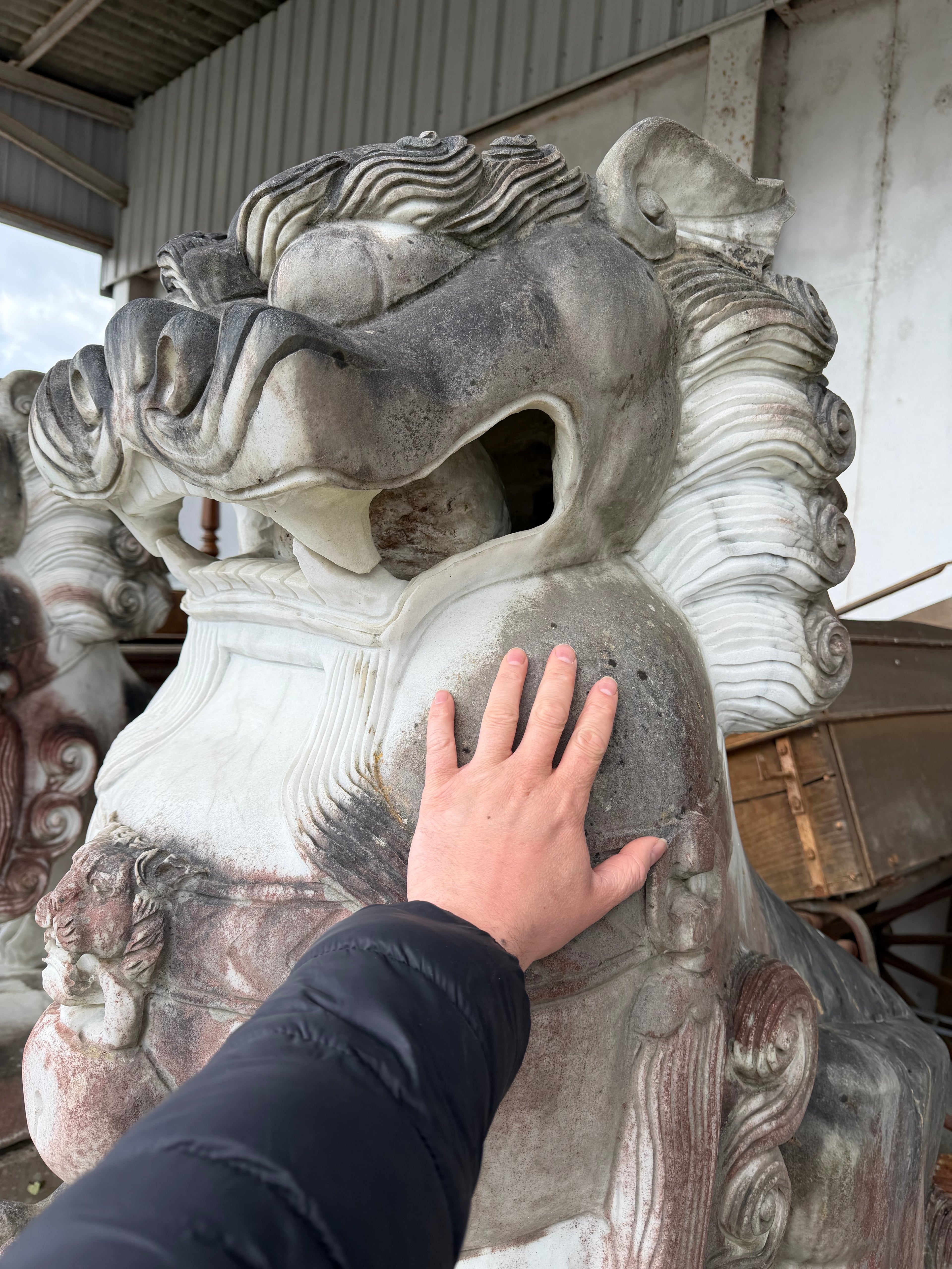 IMPORTANTE PAIRE DE CHIENS DE FÔ GARDIENS DE TEMPLE SCULPTURE EN MARBRE HAUTEUR 180 CM