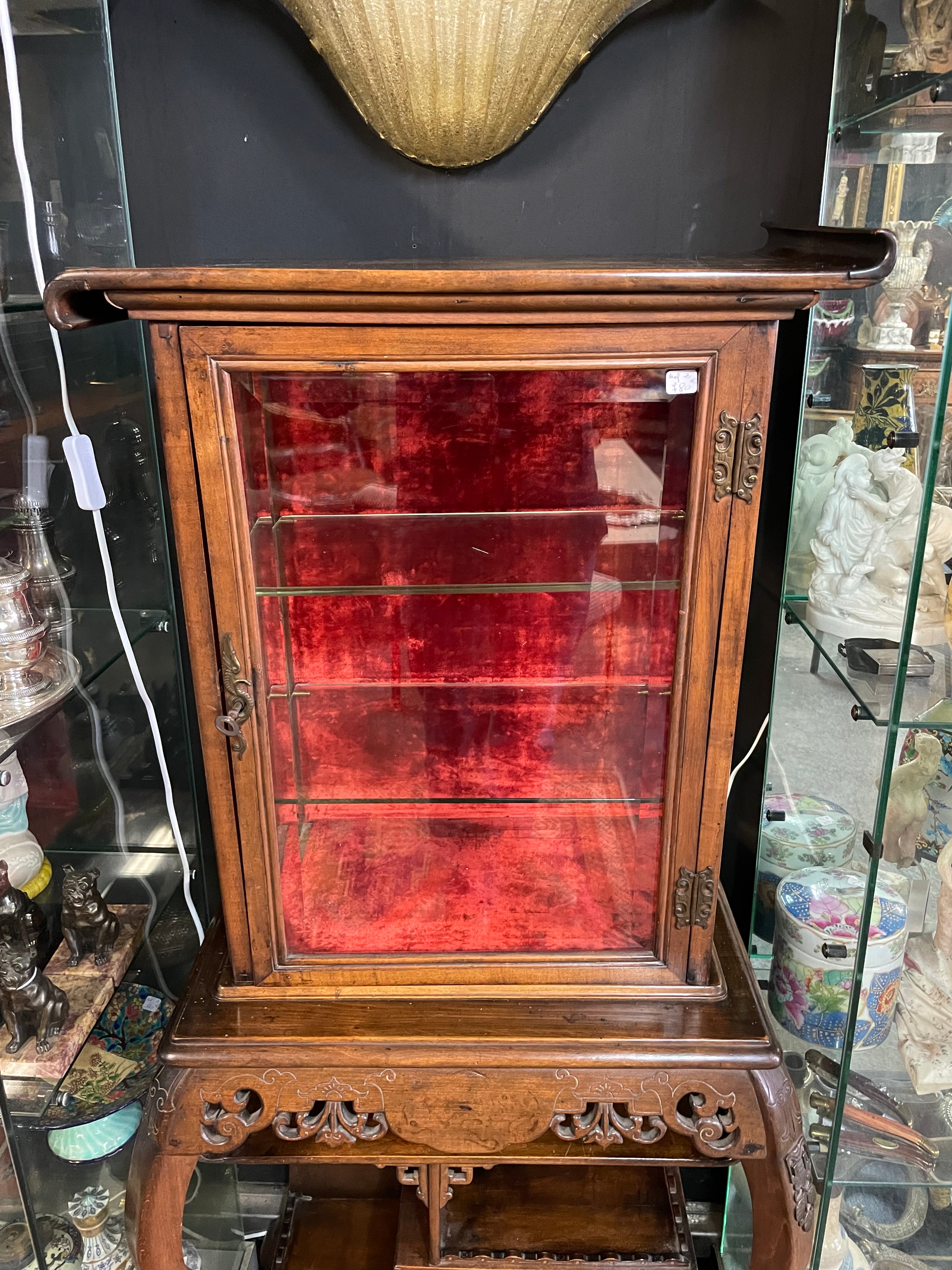 Vitrine chinoisante dans le goût de Viardot ou Perret Vibert