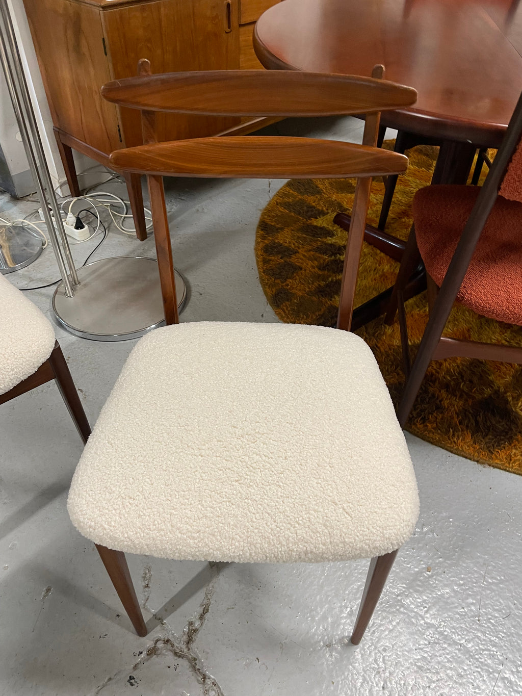 Suite de 4 chaises italiennes en teck et tissus blanc