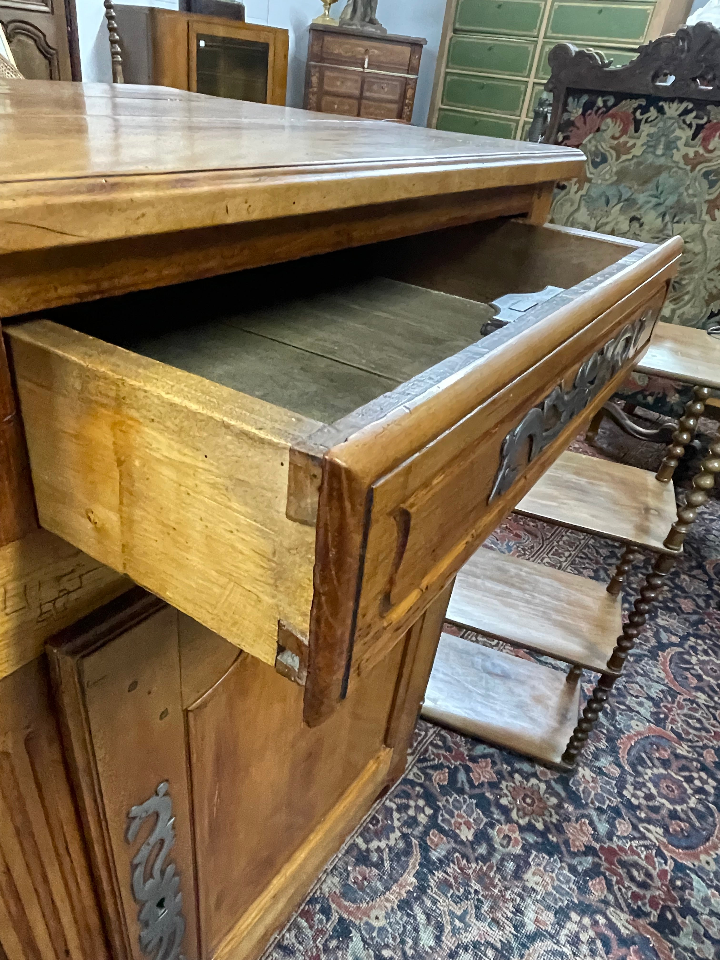 VENDU - Buffet rustique Louis XV en noyer 19ème