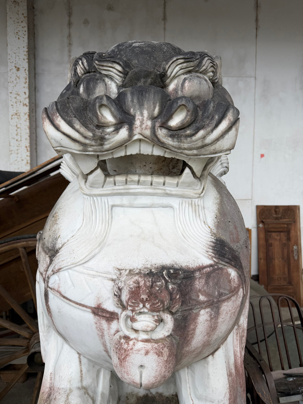 IMPORTANTE PAIRE DE CHIENS DE FÔ GARDIENS DE TEMPLE SCULPTURE EN MARBRE HAUTEUR 180 CM