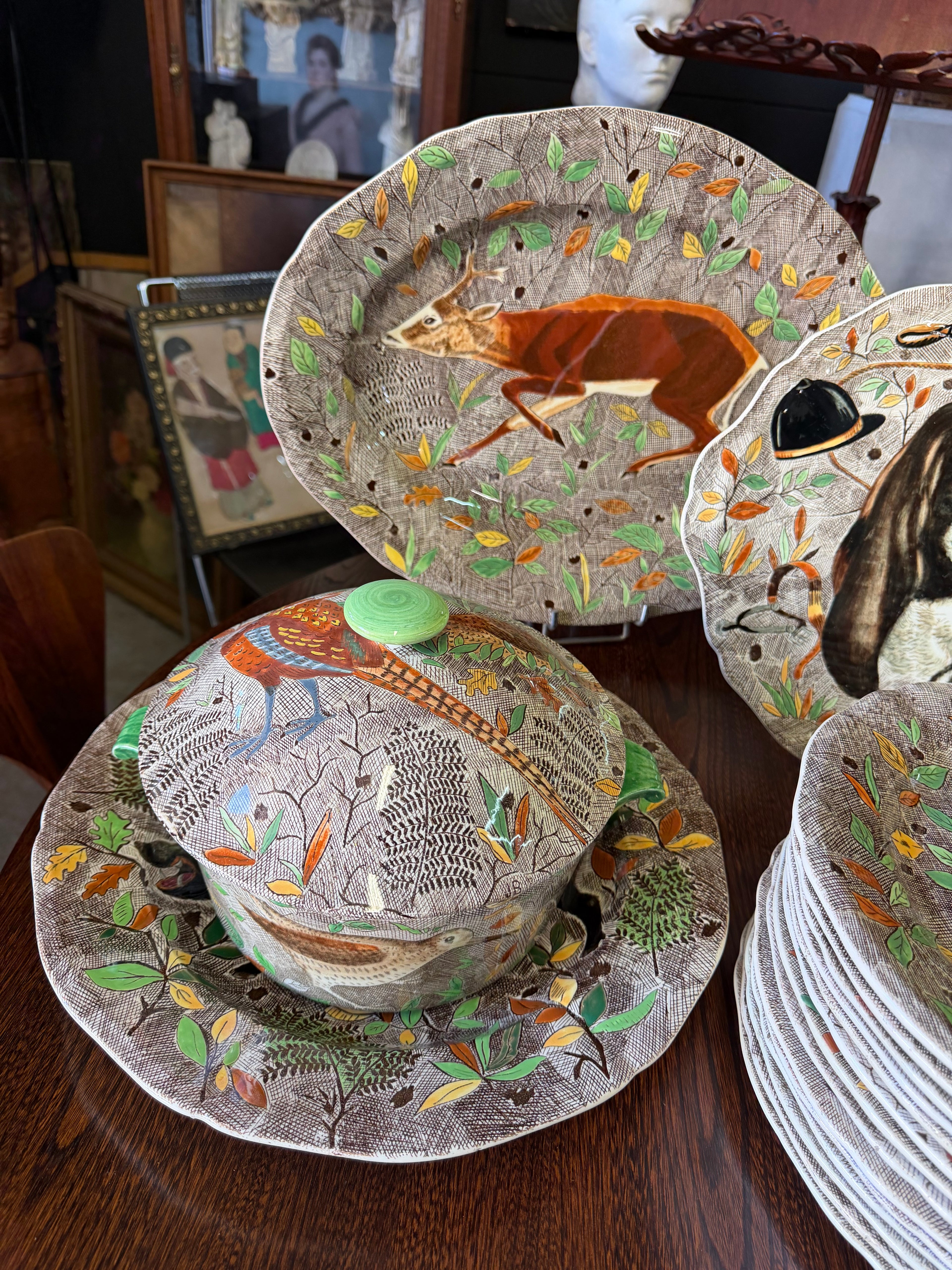 GIEN - MODÈLE RAMBOUILLET - SERVICE DE TABLE EN FAÏENCE DE GIEN DÉCOR DE CHASSE 53 PIÈCES