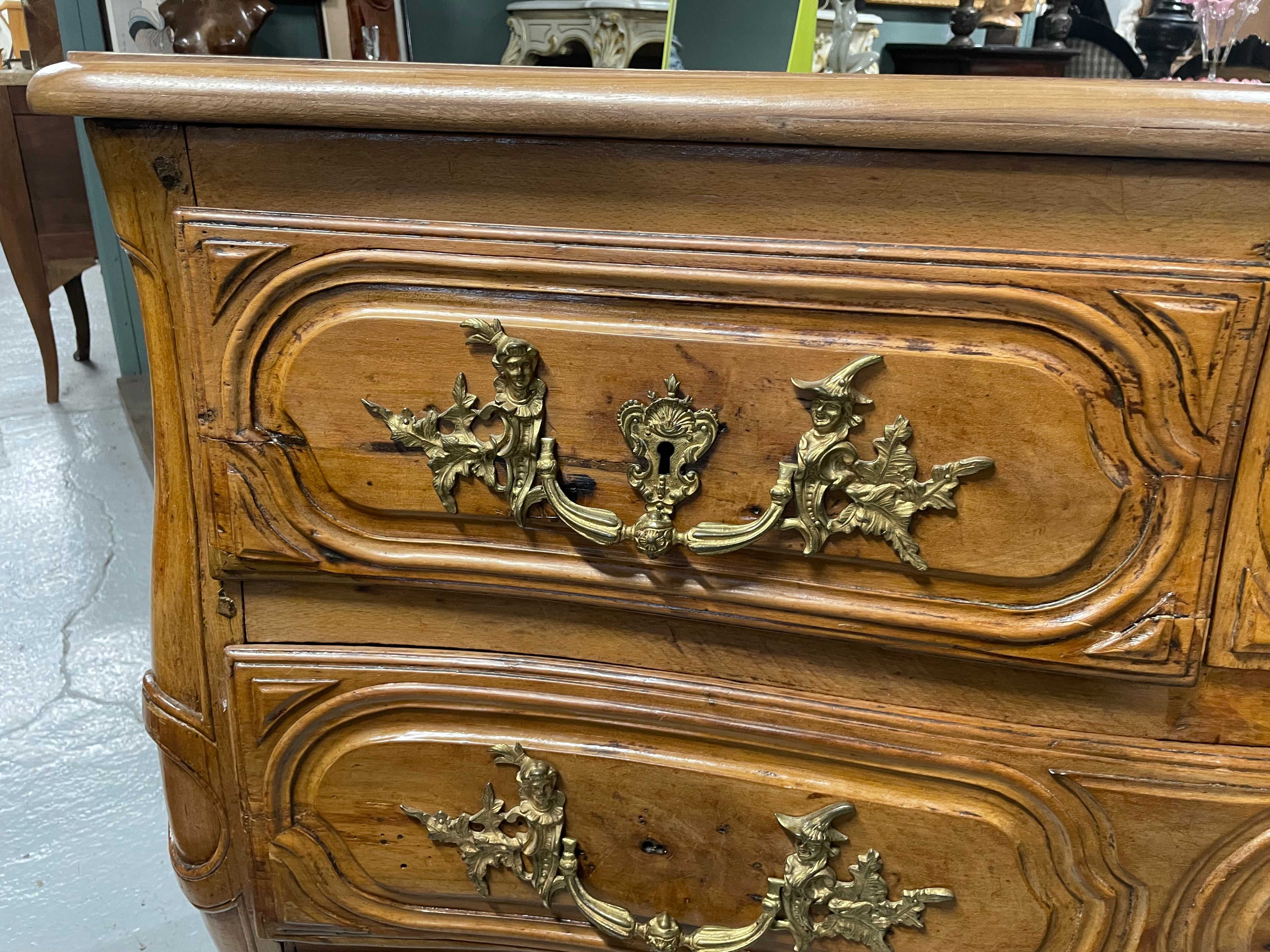 Commode tombeau Louis XV en Noyer époque XVIIIème