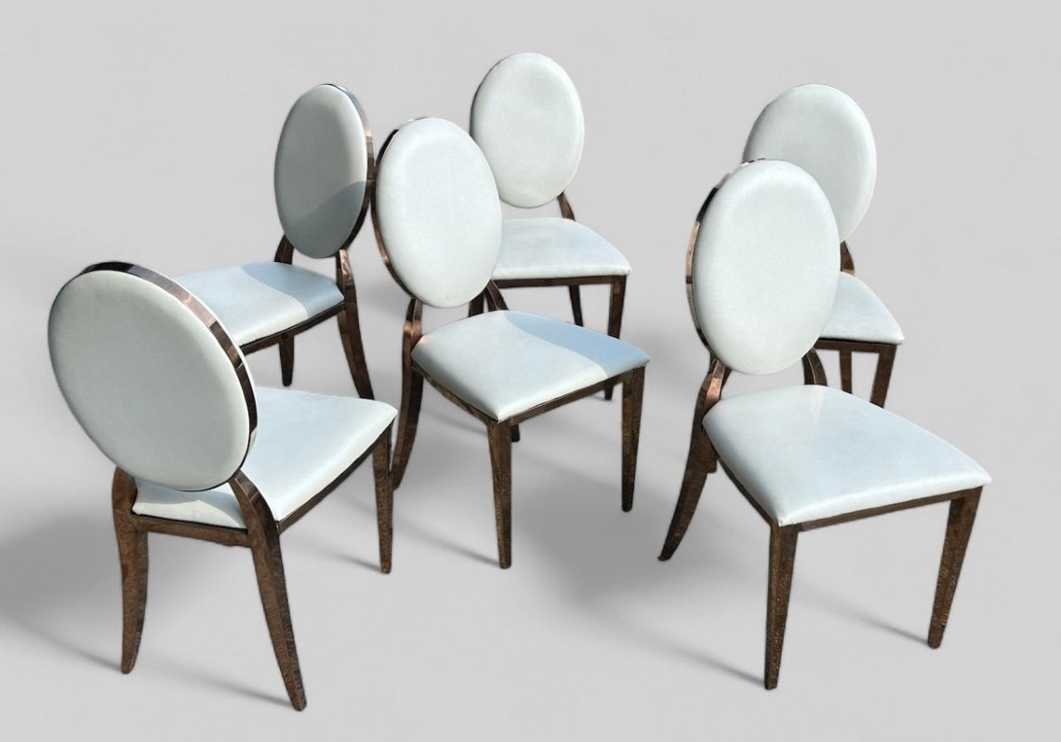 Six Chaises à dossier médaillon En Laiton Et Skaï Blanc Vers 1980