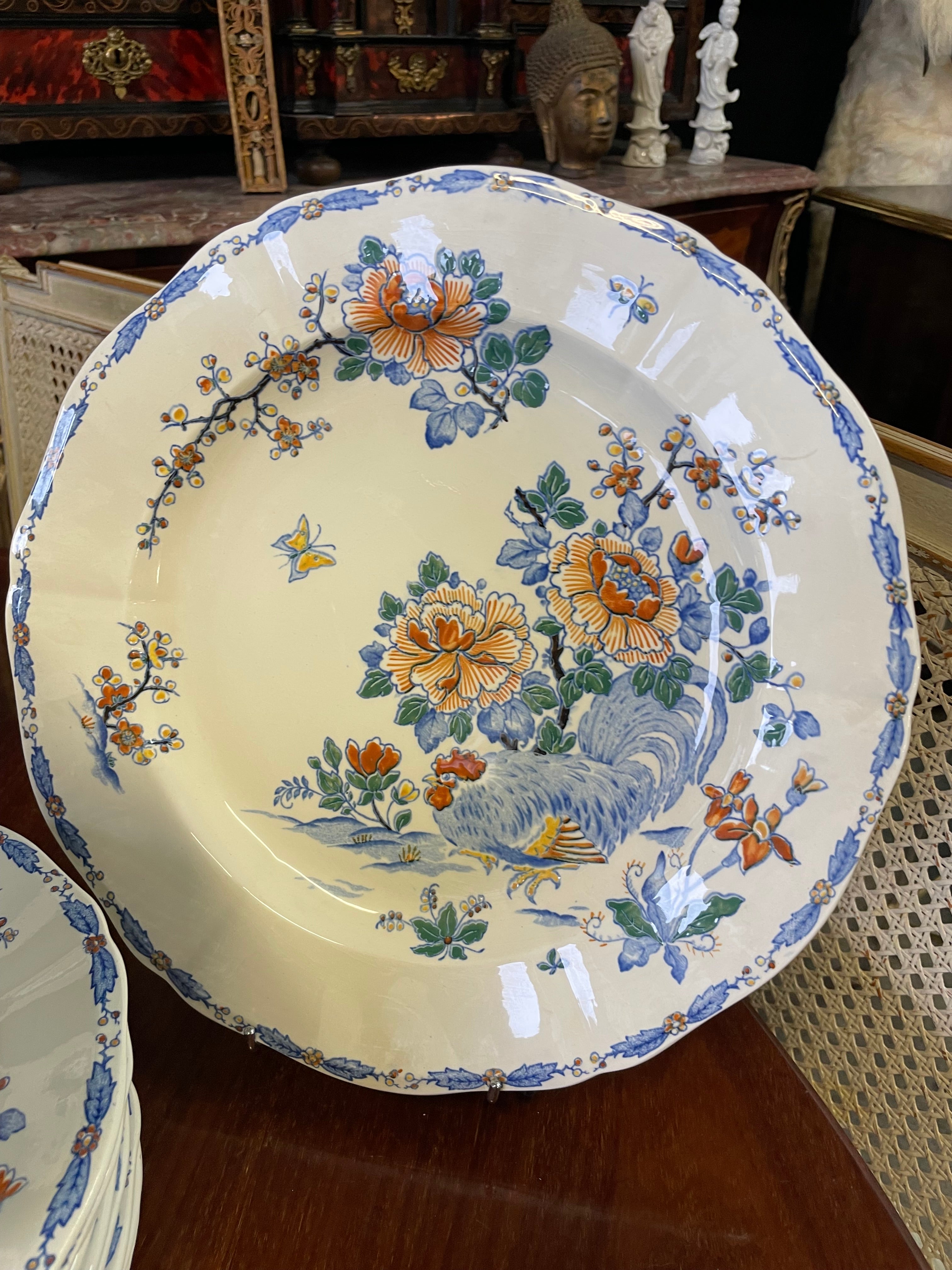 GIEN - SERVICE DE TABLE EN FAÏENCE DE GIEN MODÈLE COQS PIVOINE 71 PIÈCES