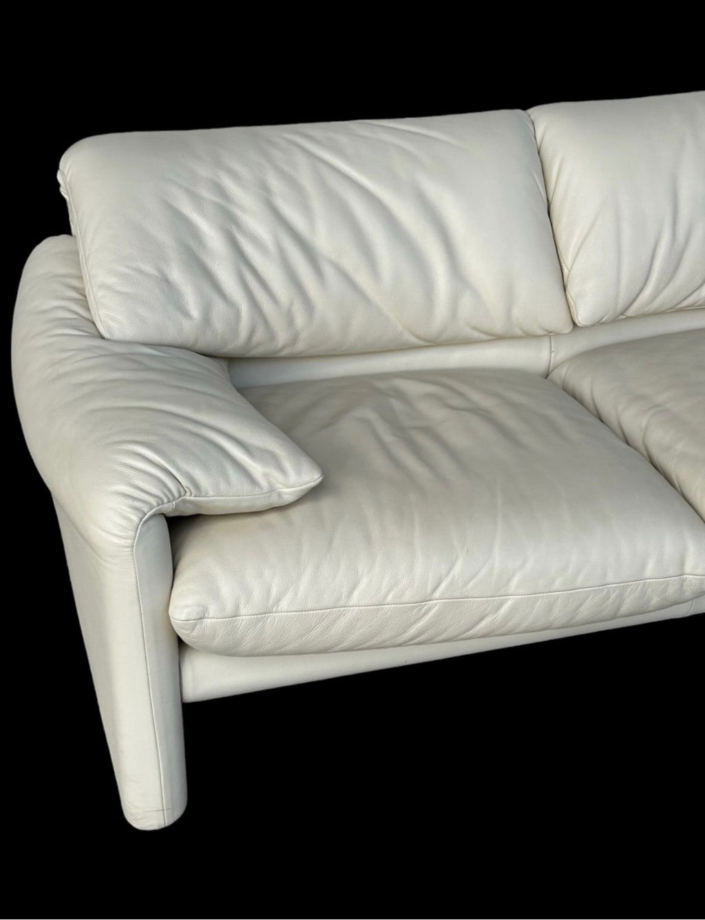 VENDU - Canapé Maralunga par Vico Magistretti pour Cassina Cuir Blanc cassé