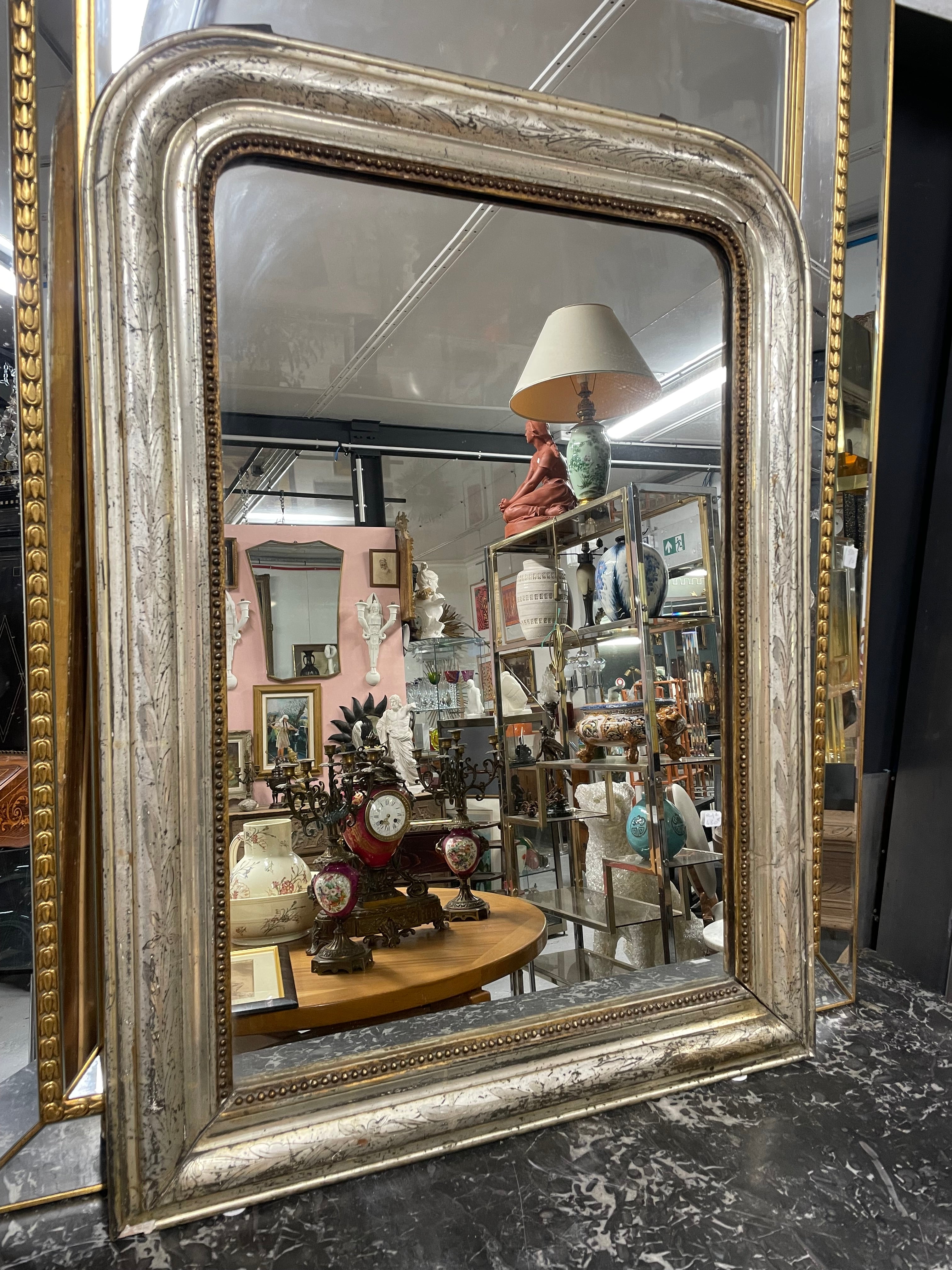 Miroir Louis Philippe en bois argenté à la feuille