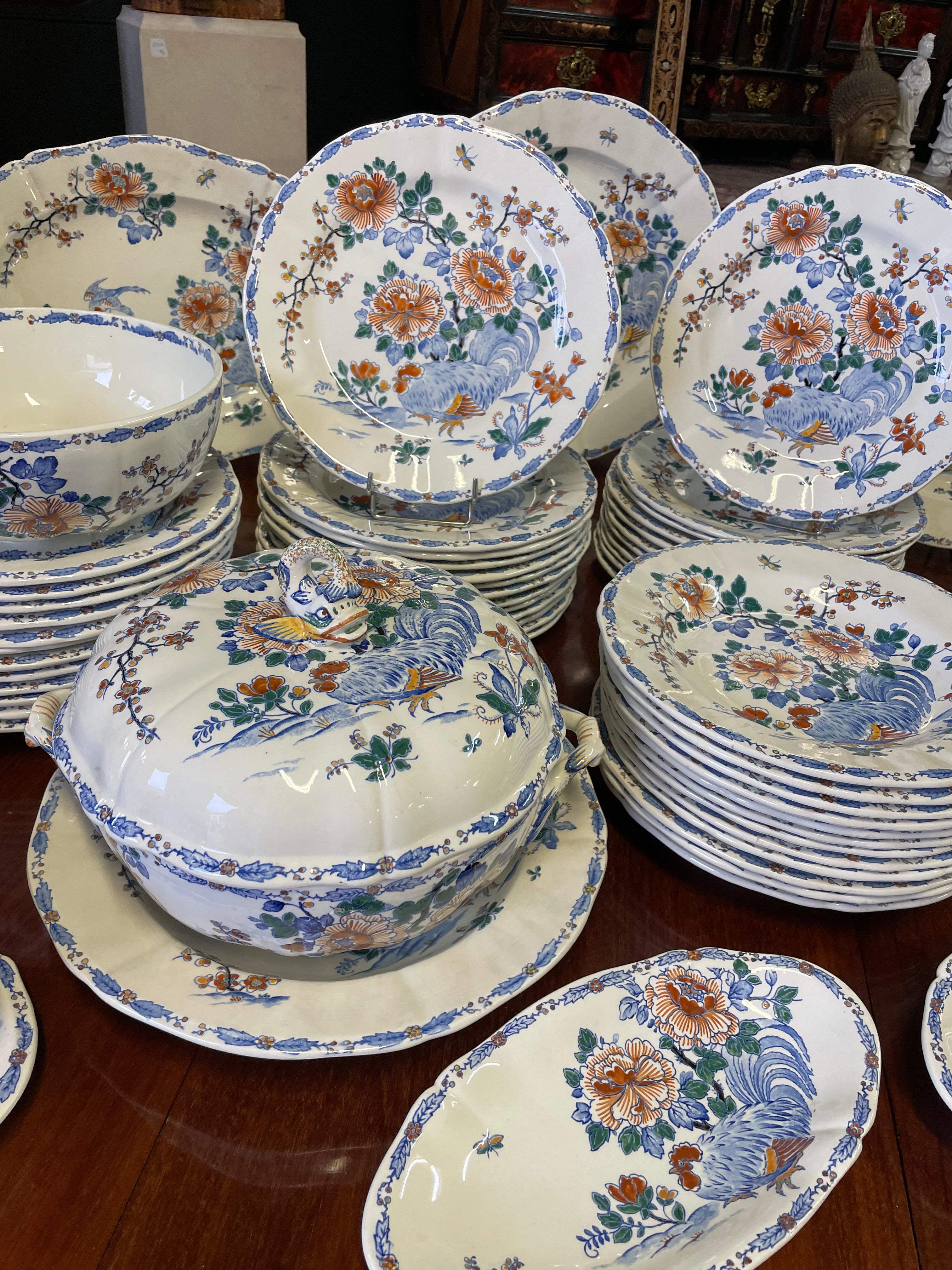 GIEN - SERVICE DE TABLE EN FAÏENCE DE GIEN MODÈLE COQS PIVOINE 71 PIÈCES