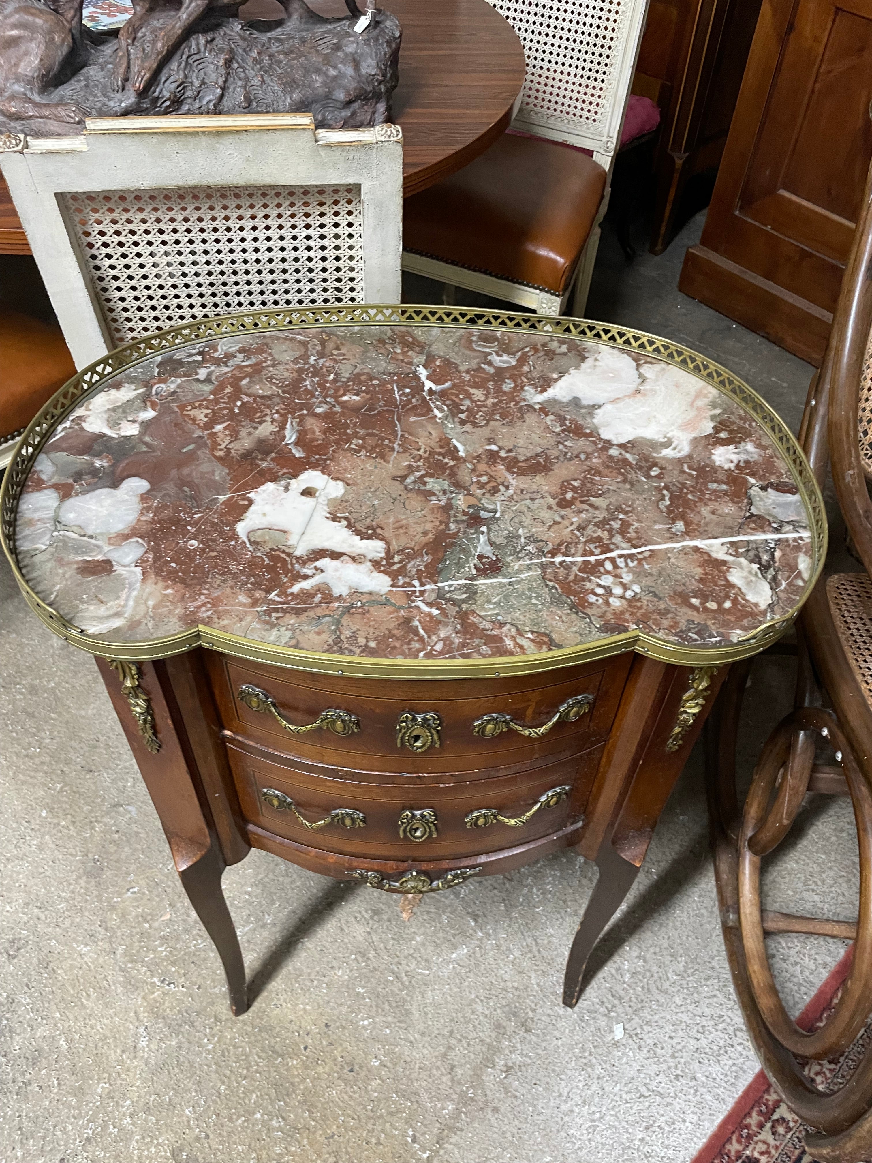 Table rognon style Louis XVI