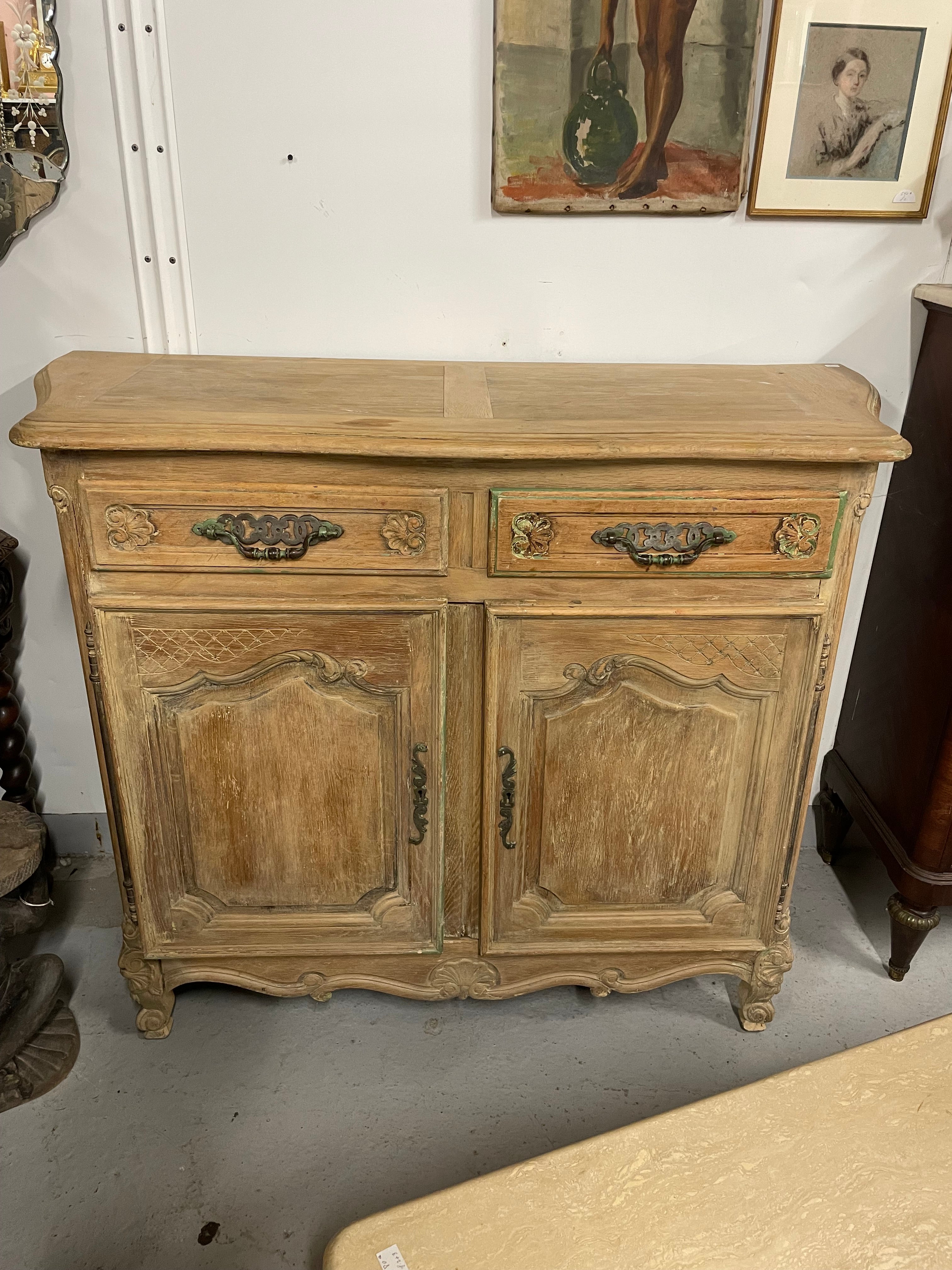Buffet rustique en chêne sablé style Louis XV