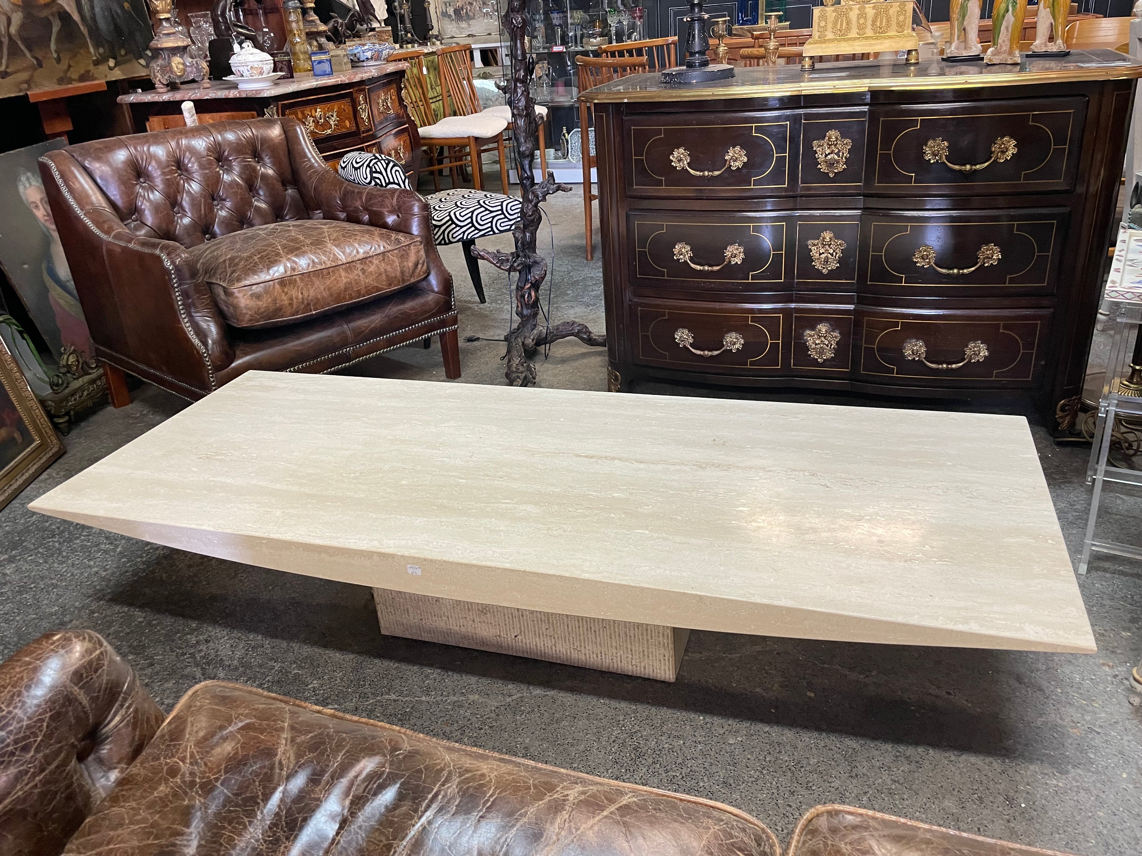 Grande table basse en travertin époque fin XXème