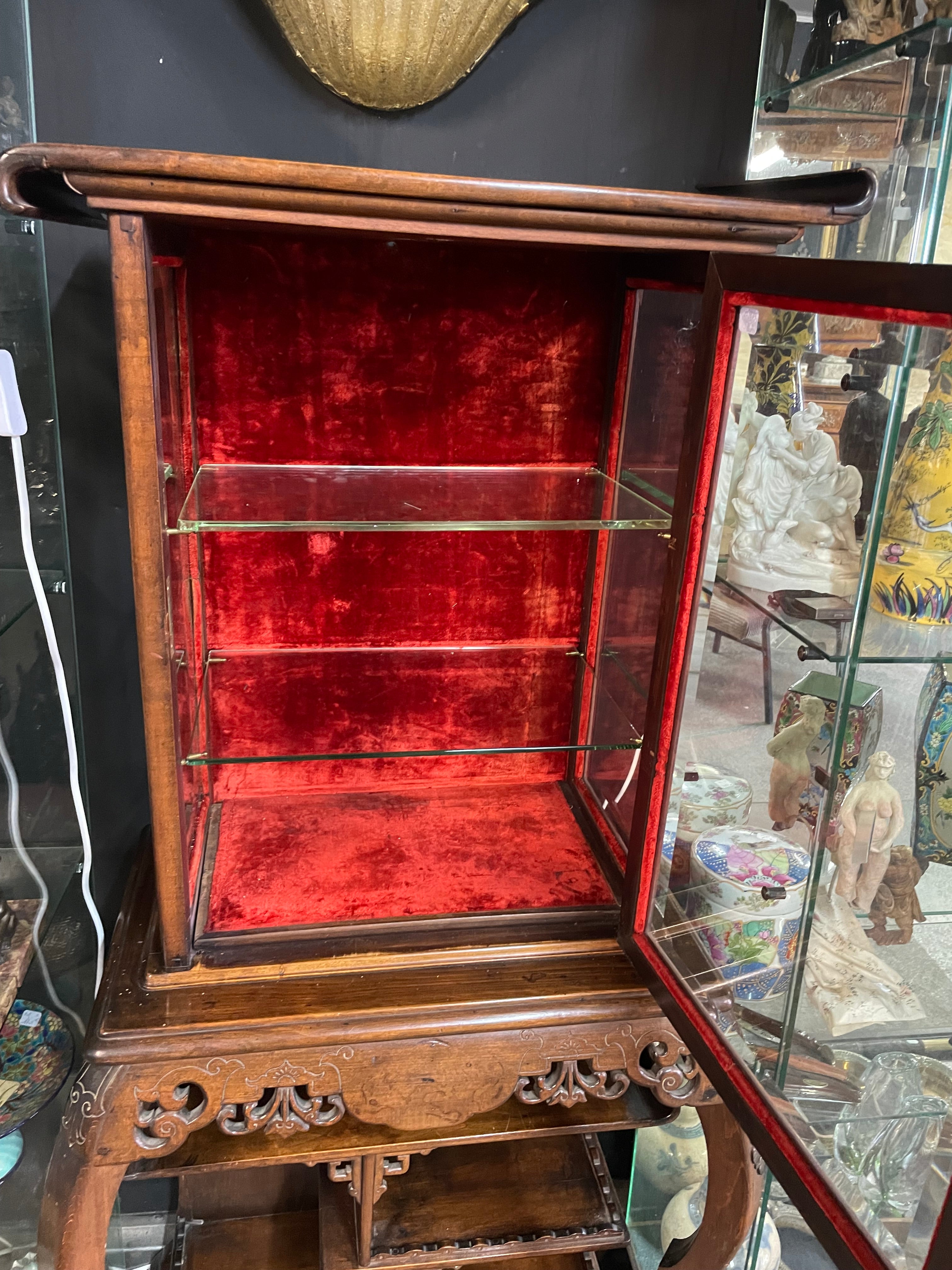 Vitrine chinoisante dans le goût de Viardot ou Perret Vibert
