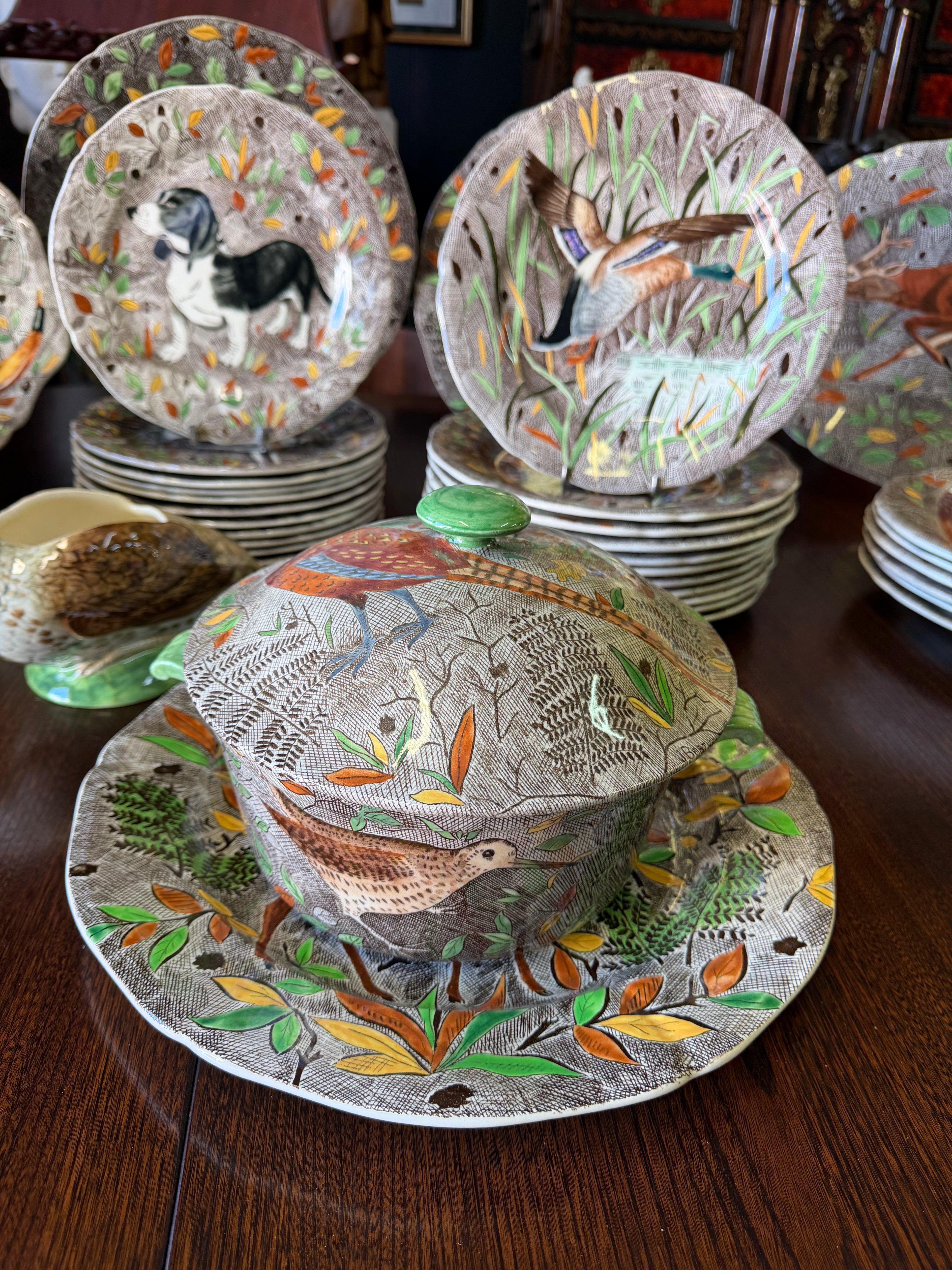 GIEN - MODÈLE RAMBOUILLET - SERVICE DE TABLE EN FAÏENCE DE GIEN DÉCOR DE CHASSE 53 PIÈCES