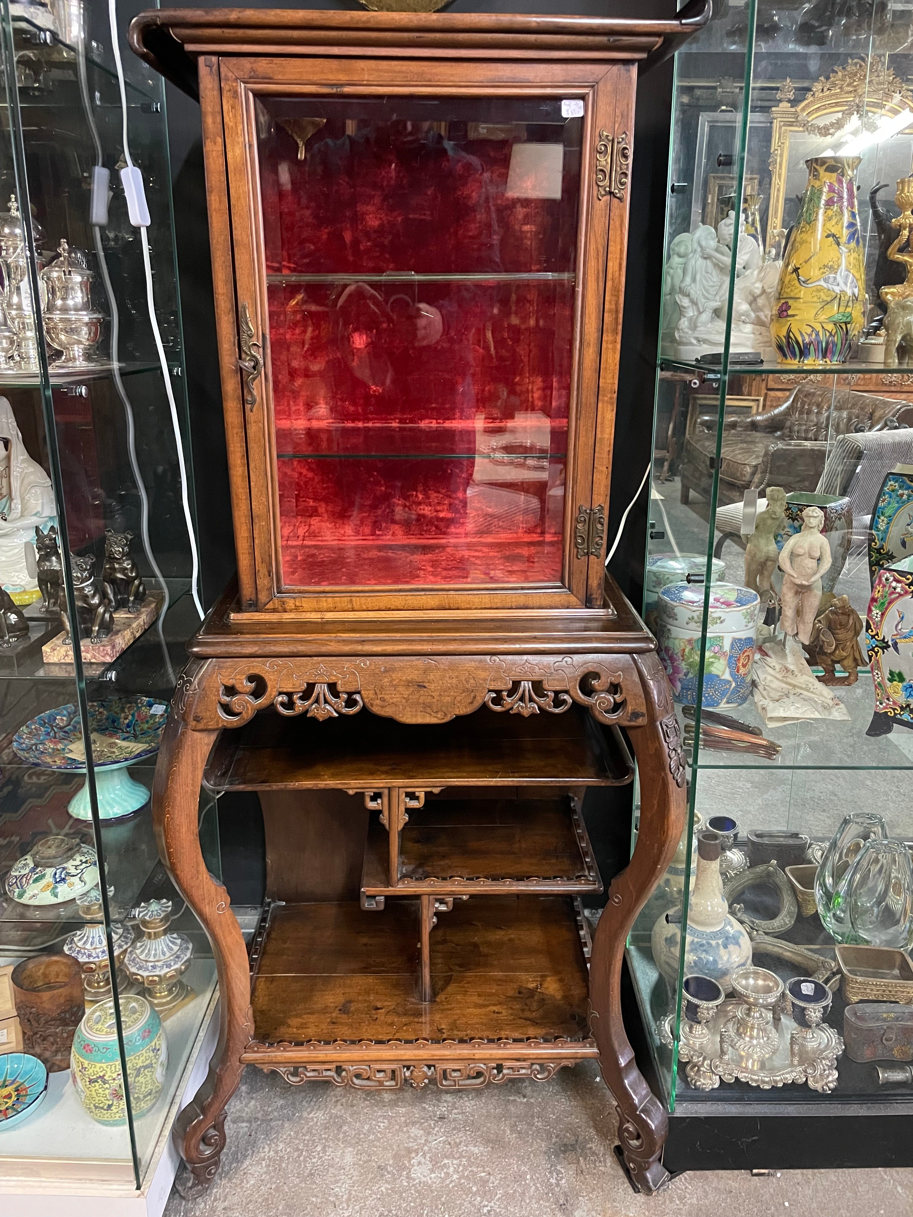 Vitrine chinoisante dans le goût de Viardot ou Perret Vibert