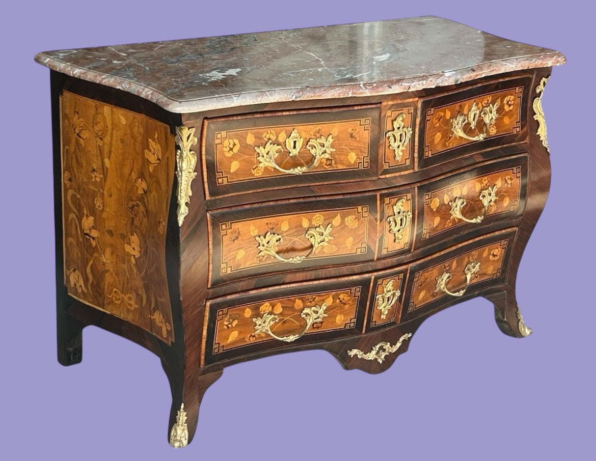 Commode tombeau Louis XV en marqueterie de fleurs d’époque XVIIIème siècle