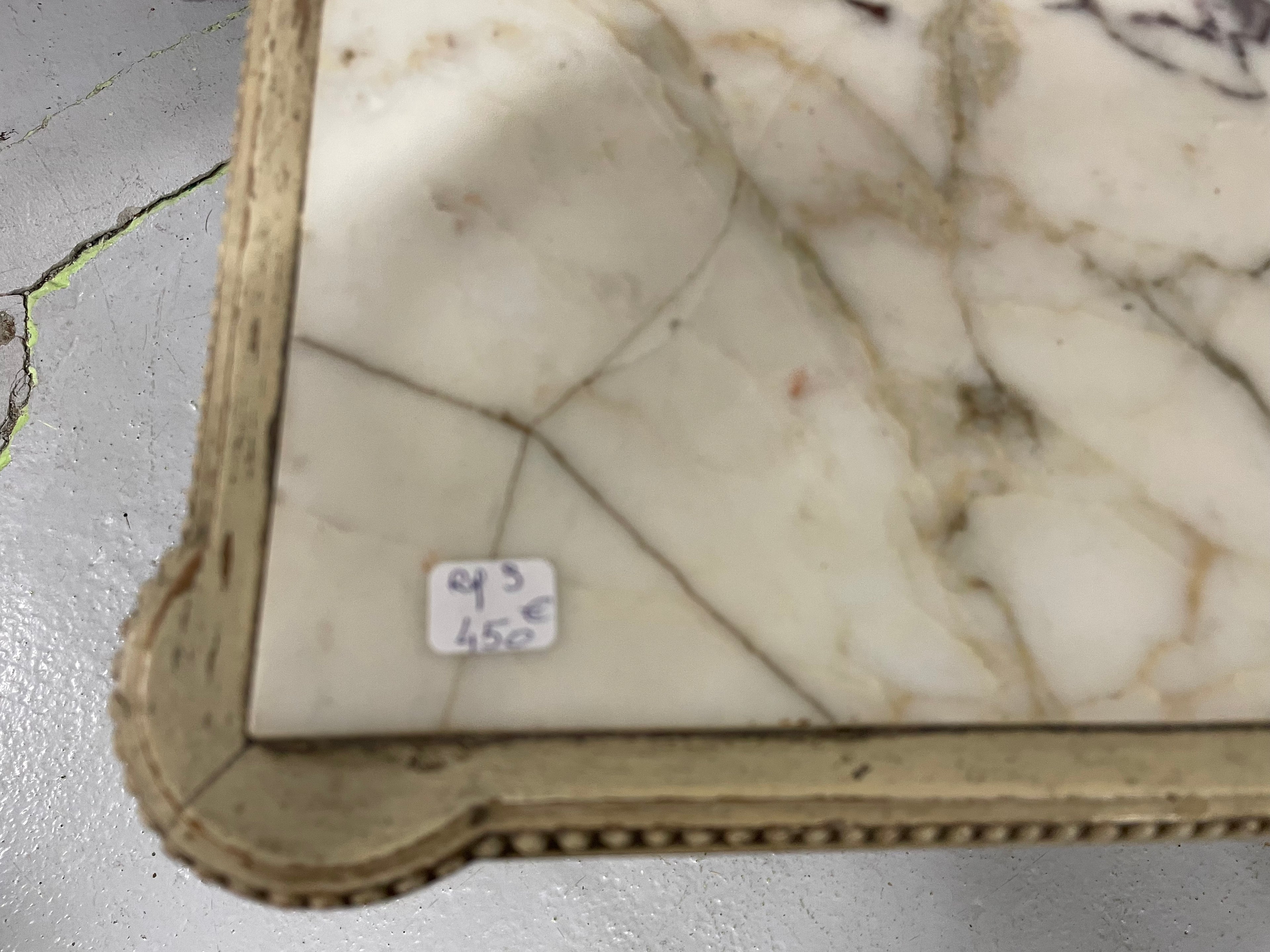 Petite table d’appoint en bois laqué de style Louis XVI