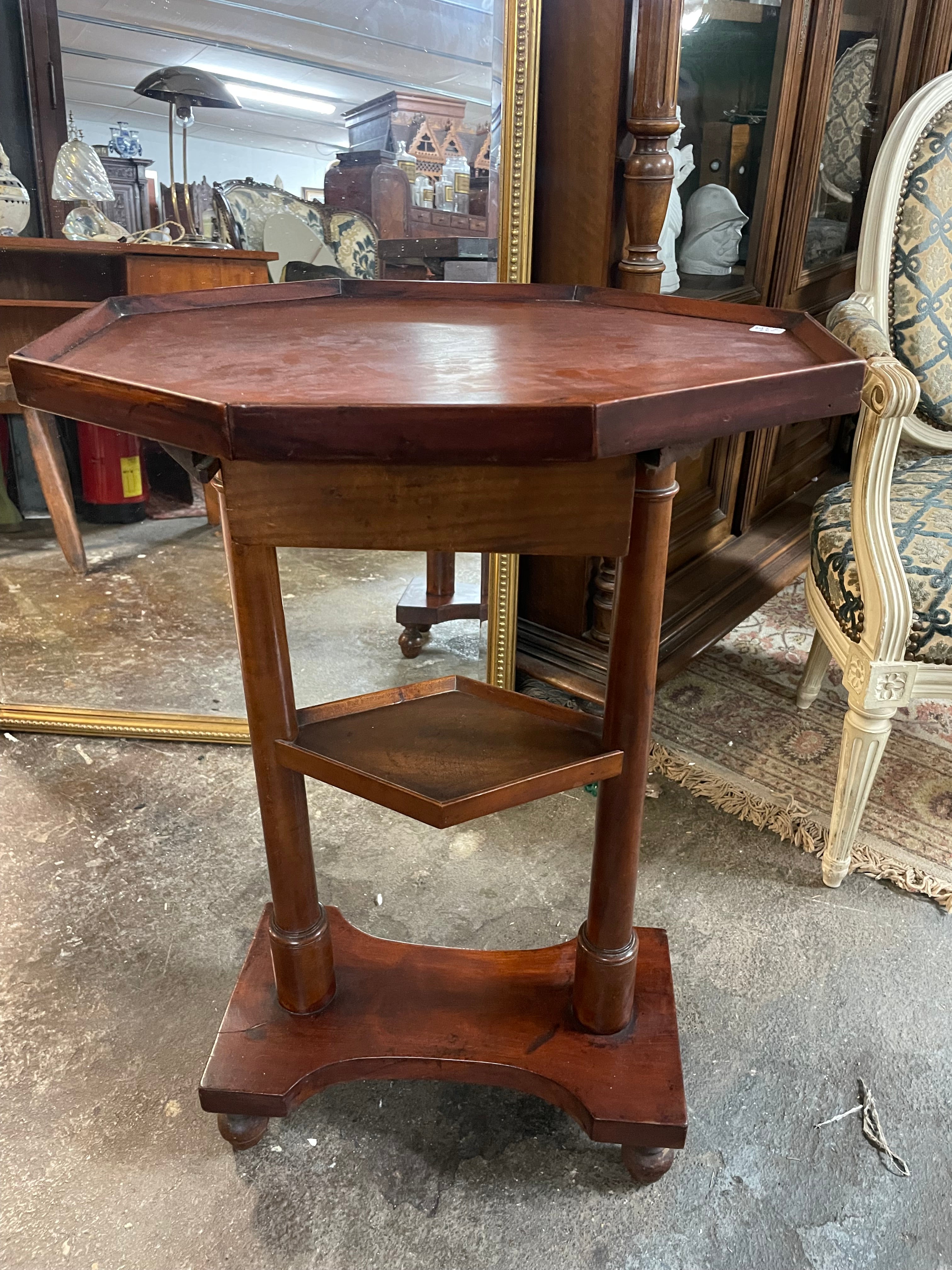 Table travailleuse de style empire restauration en acajou