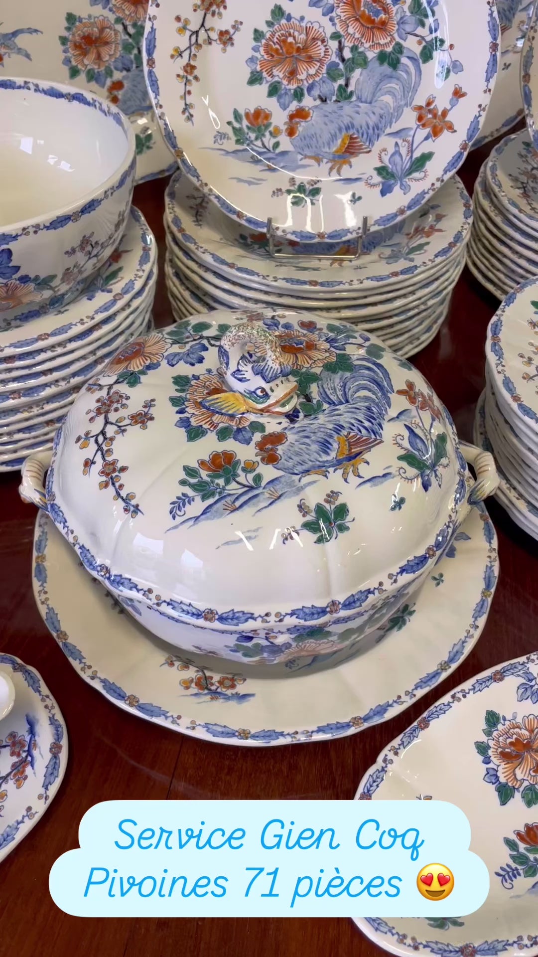 GIEN - SERVICE DE TABLE EN FAÏENCE DE GIEN MODÈLE COQS PIVOINE 71 PIÈCES